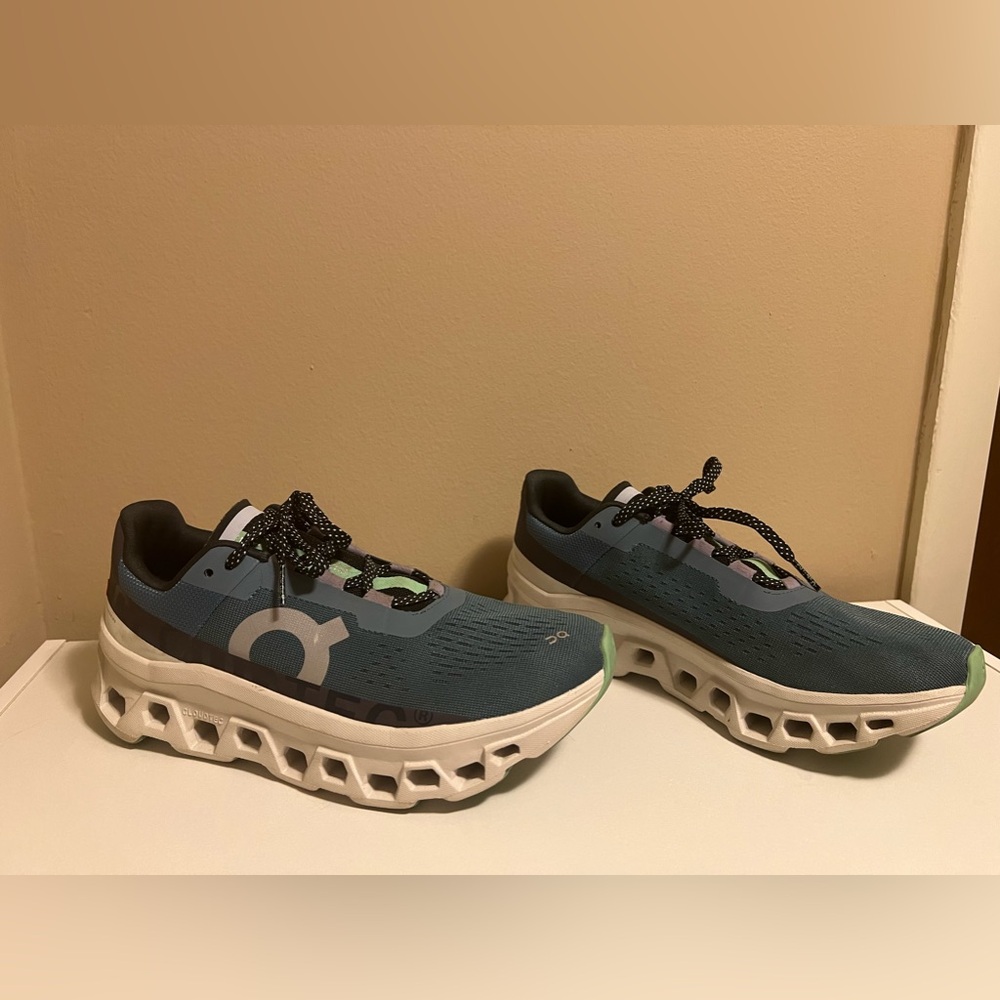 womens on cloudmonsters size 10
